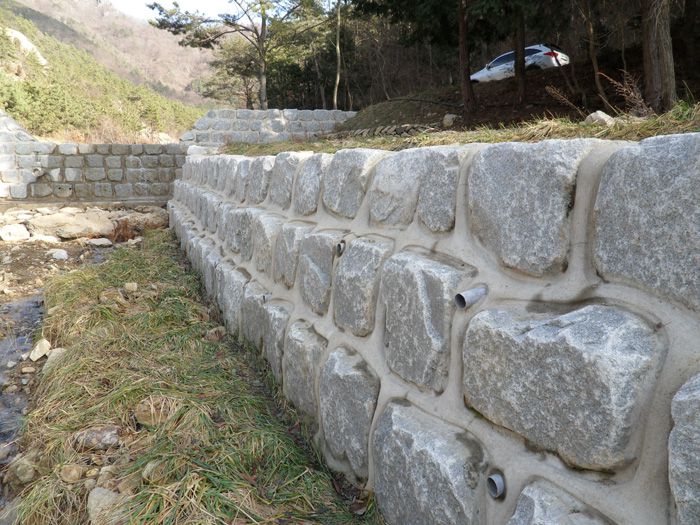 전석으로 시공한 석축